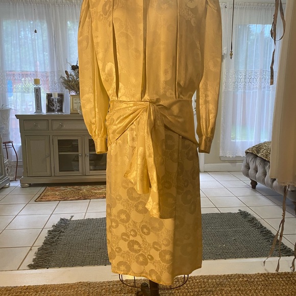 Yellow long sleeve silk dress from the 80s - Picture 3 of 3